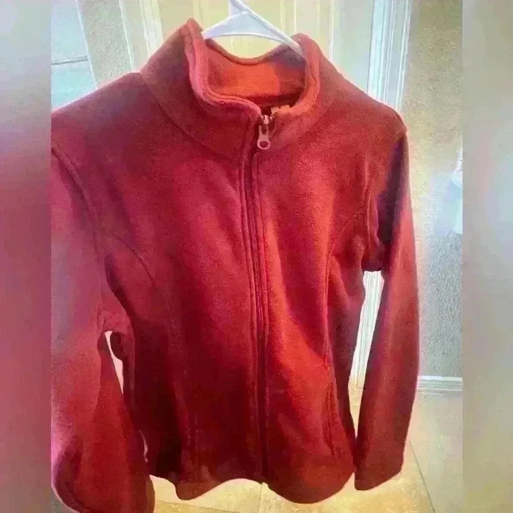 Cabela’s zip up fleece in size medium. New with tags. Never worn. Burgundy.